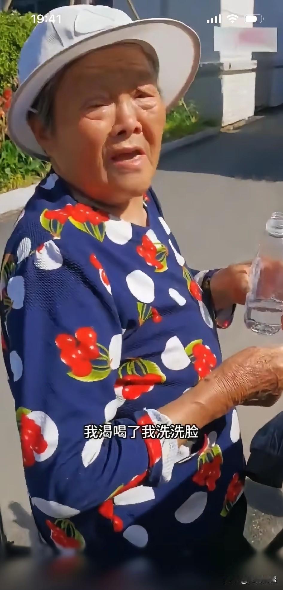 捡塑料瓶的这个老太太，比较会使巧劲，孩子们在考场里高考，家长在外面等候，由于天气