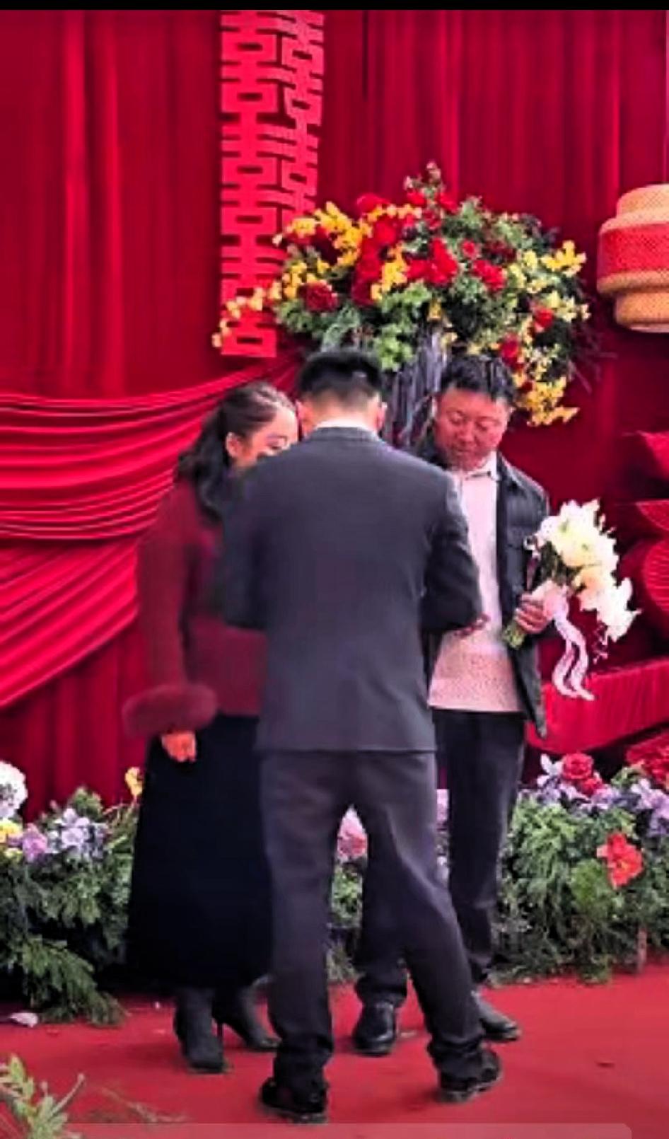 泪目了！近日河南封丘，在一场婚礼上，新郎突然把叔叔婶婶请到了舞台上，并亲手将他们