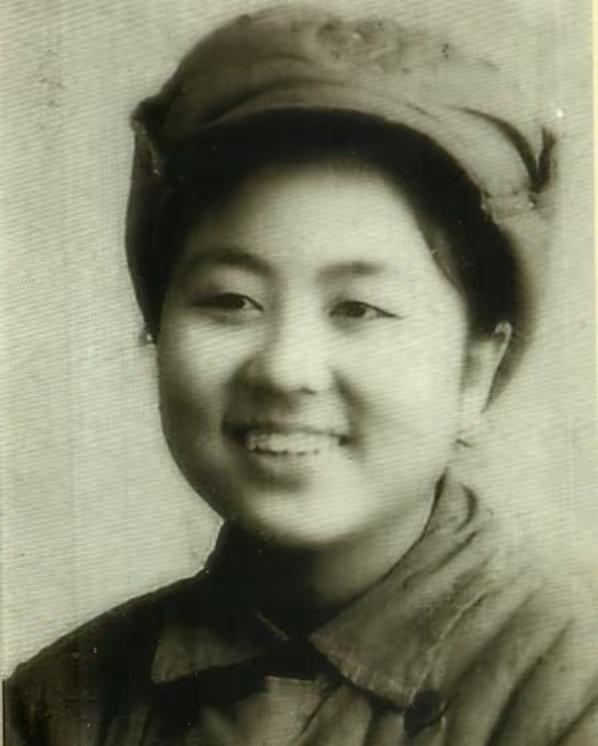 曾皖筠，1934年出生，重庆人。
1950年入伍，1951年3月随志愿军第12军