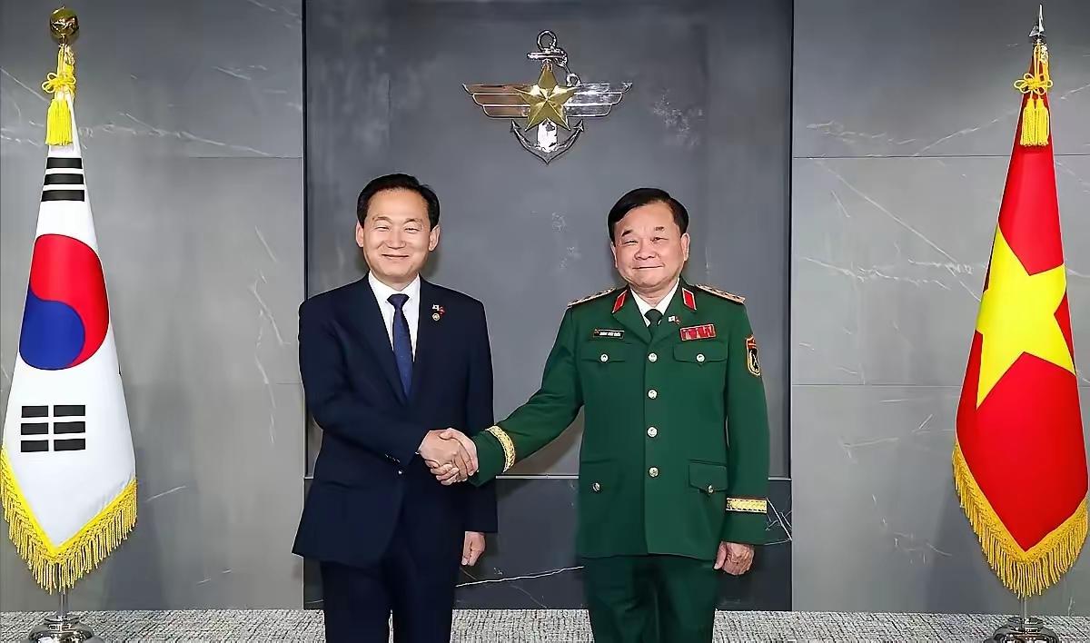 韩国太不厚道，把一个越南上将给色诱了！
想想看一个越南上将，还需要跑到韩国去摸美