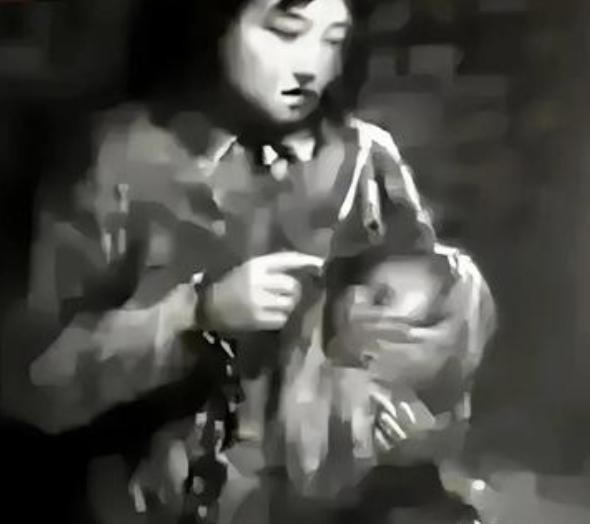 1941年，在监狱里，女烈士生下一个婴儿，因为胸膛被日本人打伤，挤不出奶来喂饿得