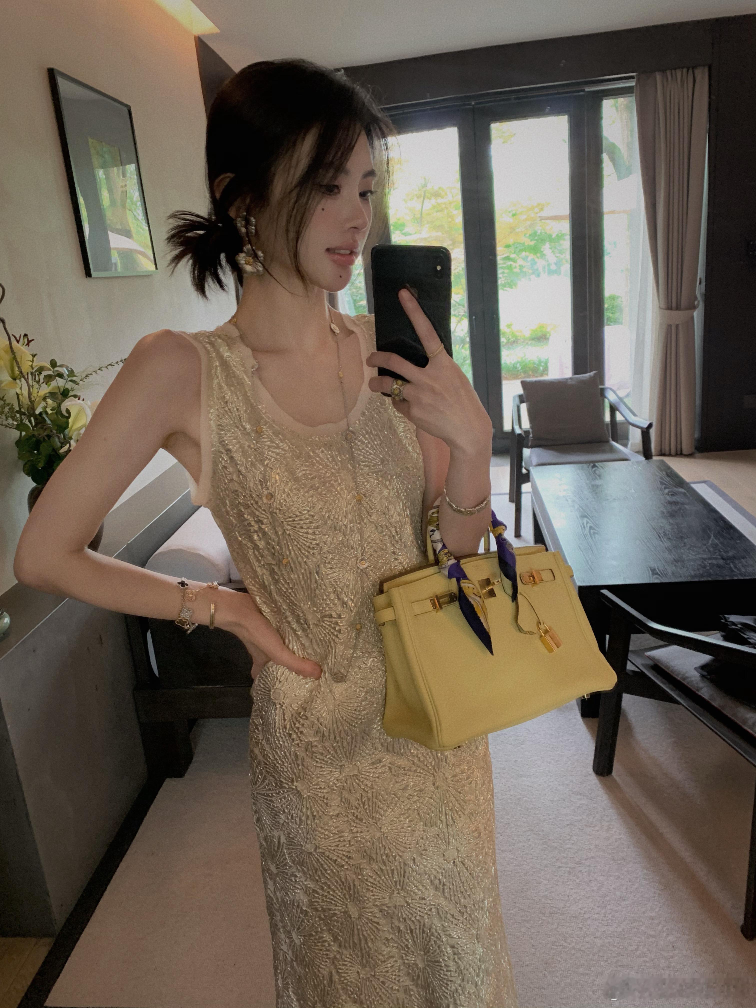 日本进口机定制的金银丝提花肌理真丝混纺也是我的爱牌私服噢低调的浅裸金很适合夏季噢
