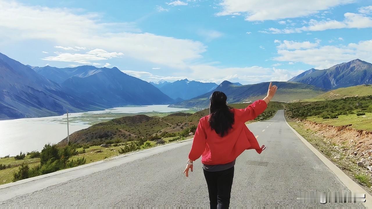 遇到喜欢的风景就拍下来吧，
虽然不能当饭吃，
但是可以喂养无趣的灵魂。 ​ ​​
