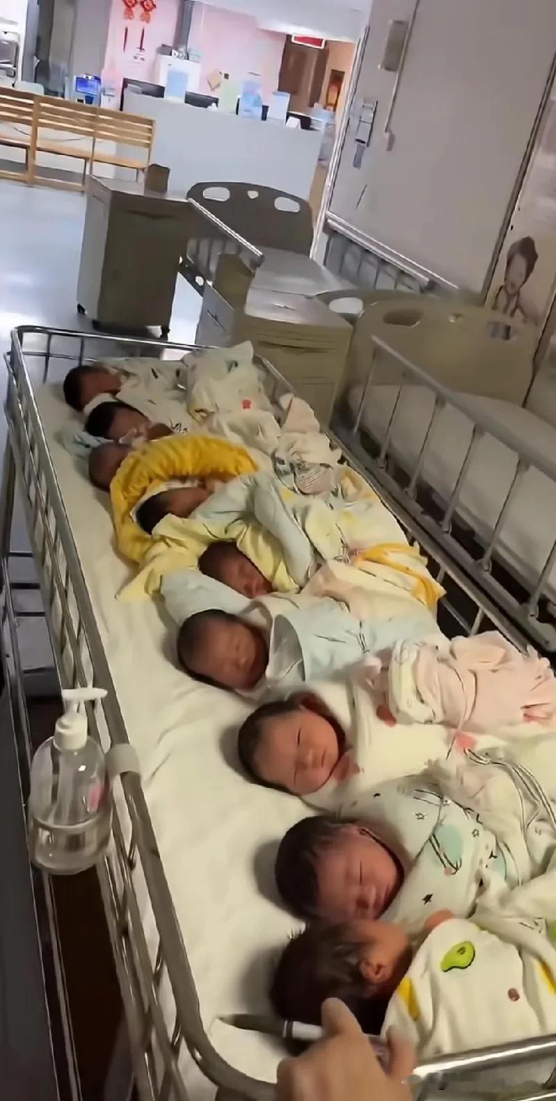 哎呀，这个小圆脸的小宝贝简直萌化了！管他是第几个呢，肉乎乎的小脸任谁看了都会喜爱