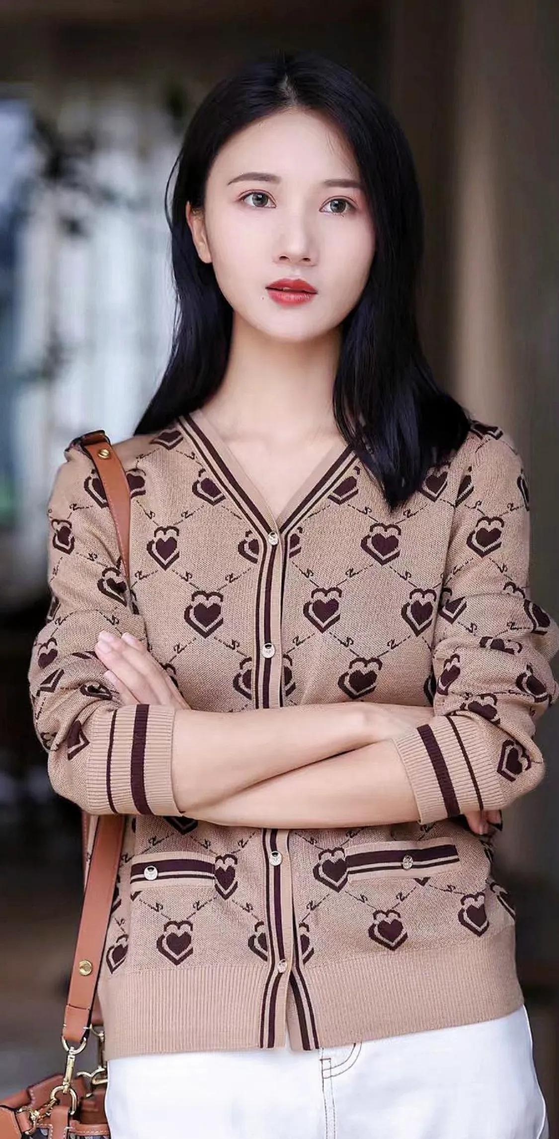 我有一个闺蜜的老公出轨了，就去找老婆婆告状，她老婆婆听完以后，就拉着儿媳妇的手，