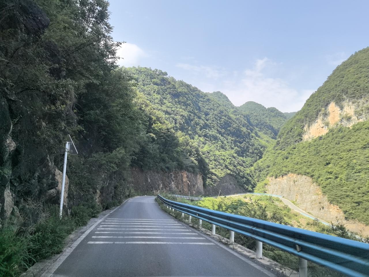 自驾从威宁到彝良走县道，路上爆胎，叫天天不应叫地地不灵。[捂脸]
778县道威宁