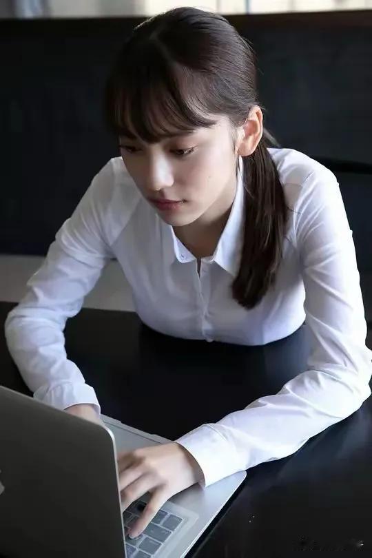 高冷美女，不苟言笑