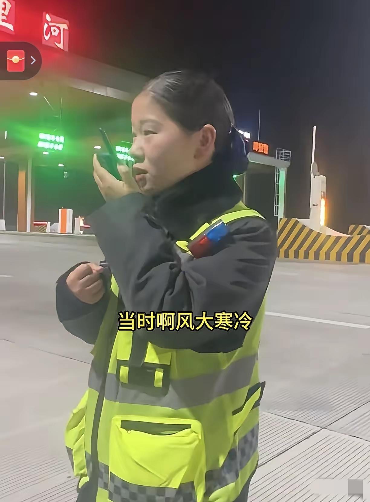 安徽八里河收费站的这名工作人员火了，
一名卡友开了一辆电车，在途经安徽八里河收费