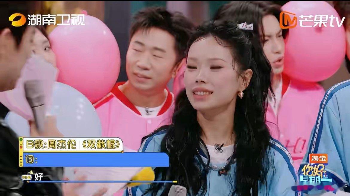 万妮达话筒怎么忘兜里了 万妮达想赢的心战胜一切！“A 歌 B 唱” 环节急着答题