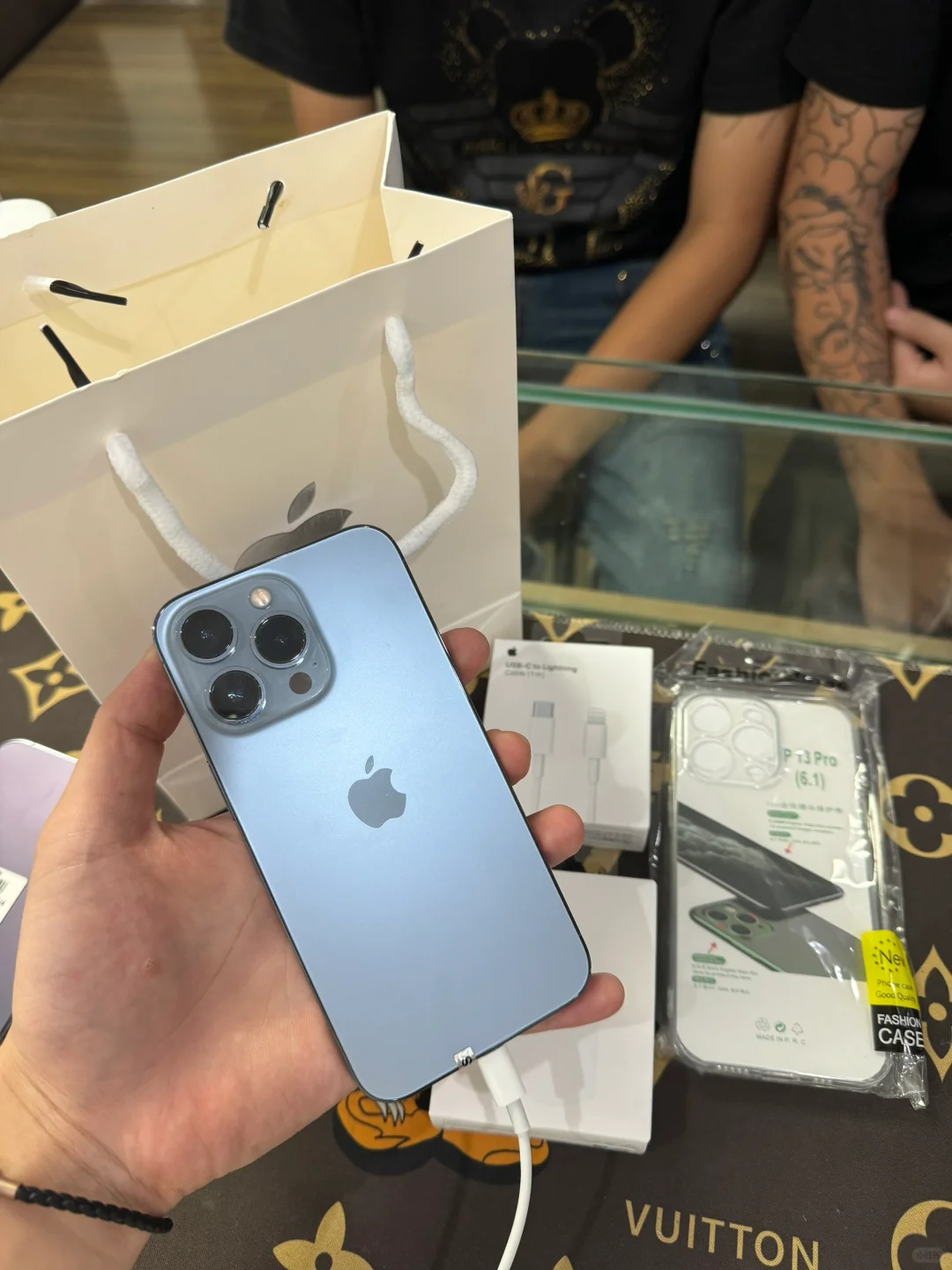 💪同城兄弟到店，果断拿下苹果 13 Pro！🎉