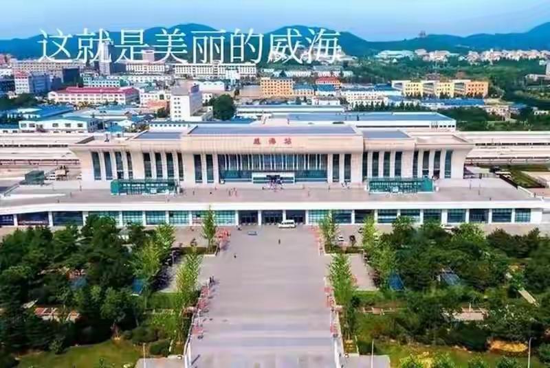 凌晨两点，威海的风能把人吹个趔趄。一个广东人蹲在路边，伸手接雪。他说，我这辈子没