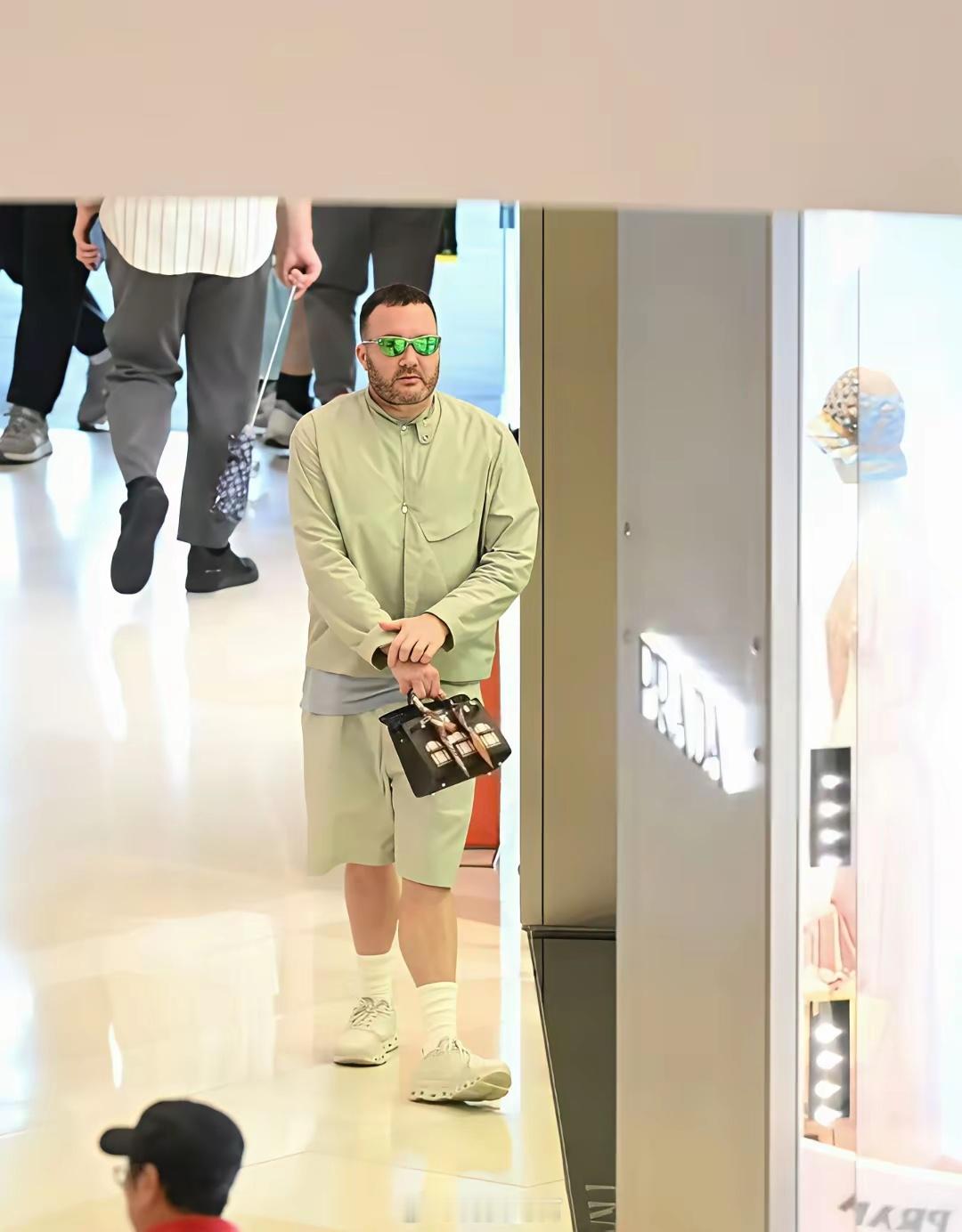 上海的帅哥们感觉都好时尚啊！应该很多女生追他吧，我看他身边好几个女伴。 