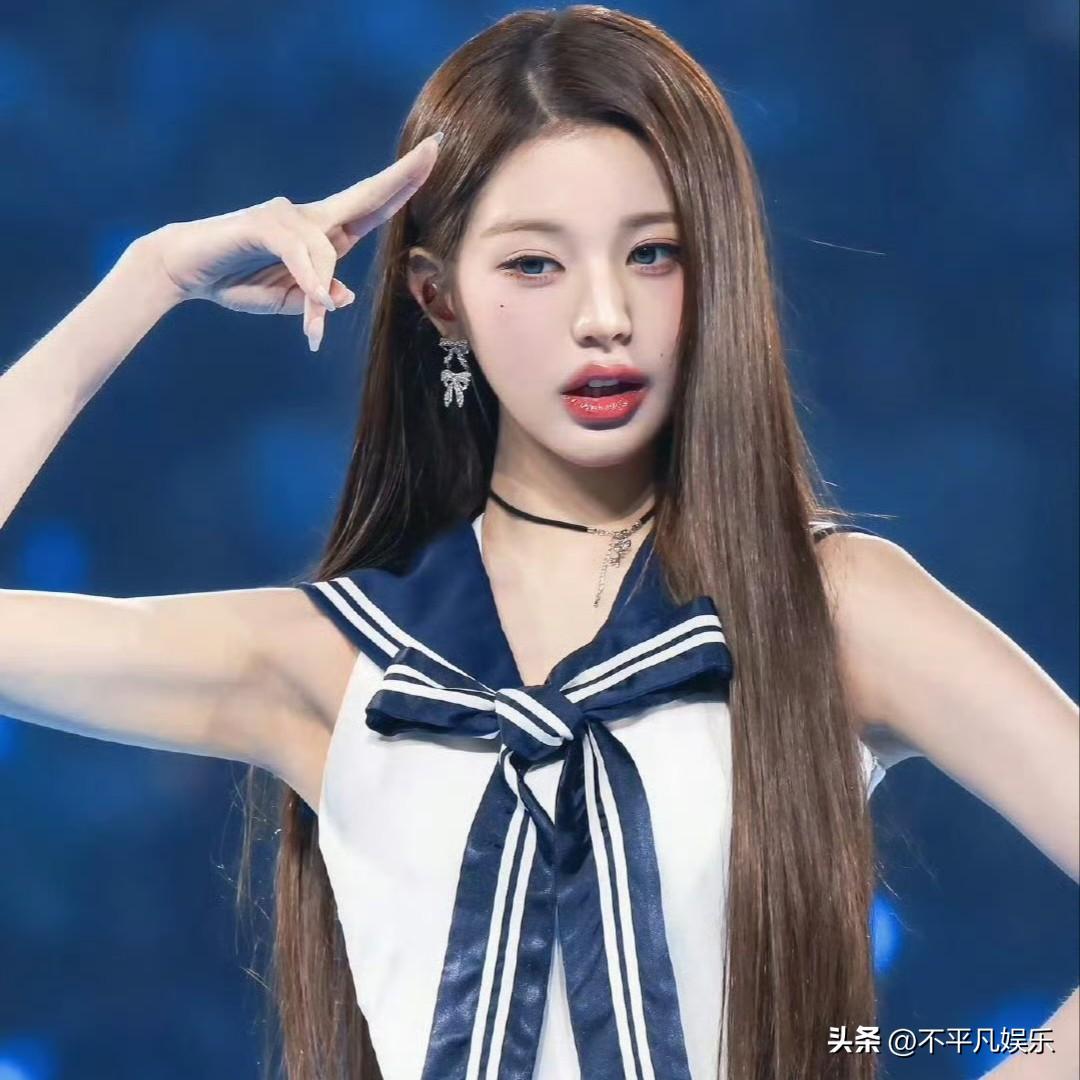 张元英的水手服造型堪称“少女美学天花板”。无论是巴黎时装周上蓝白水手服搭配深色丝