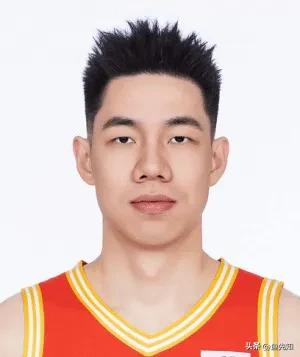 丁彦雨航之后，中国真的已经没有能自主进攻的小前锋了，张镇麟不行，曾凡博不行，朱俊