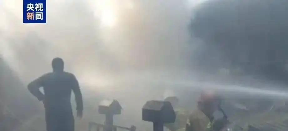 一声巨响打破了平静，伊朗伤亡惨重，伊朗军机坠毁市场酿惨剧，火药味浓到化不开

这