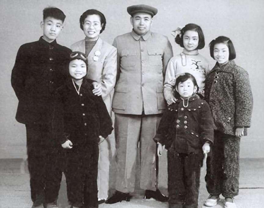 田普比许世友小19岁，为他生下6儿女，晚年却和无血缘的孙女生活

“老许，北京协