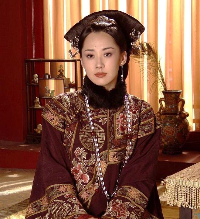 1642年，皇太极爱妃博尔济吉特氏扮为婢女，于夜色中，袅袅婷婷的走进了明朝重臣洪