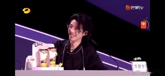 那英被连环“表白”！张卓尔+华晨宇说听她歌长大，未完的话成谜～ 