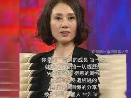 一次采访，袁泉说：“我在上大学那会儿非常自卑，因为我们班的女生曾黎非常漂亮，在她