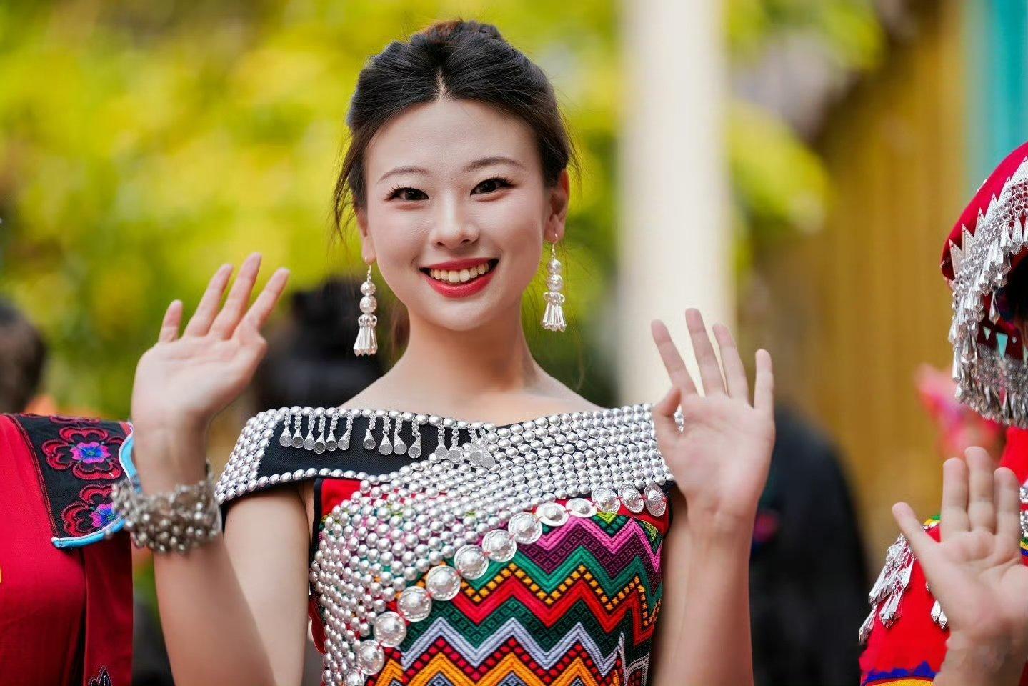 云南澜沧万人巡游乐享扩塔 当音乐的歌声在沧澜江畔响起来的时候，真的很喜欢云南澜沧