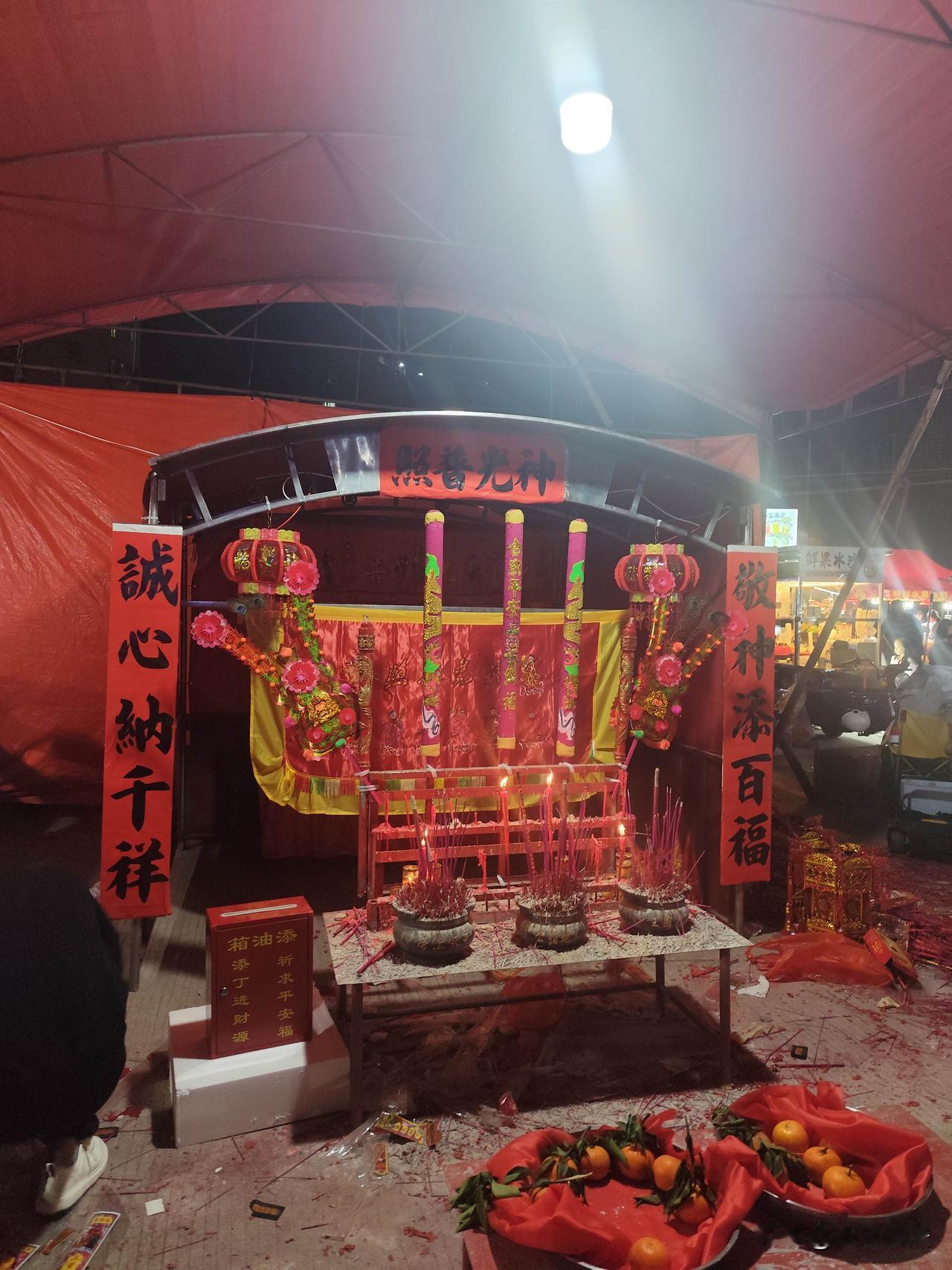 大家看看这神庙对联，一副对联卖80元，写这副春联的人，年纪不大，四十出头！有人说