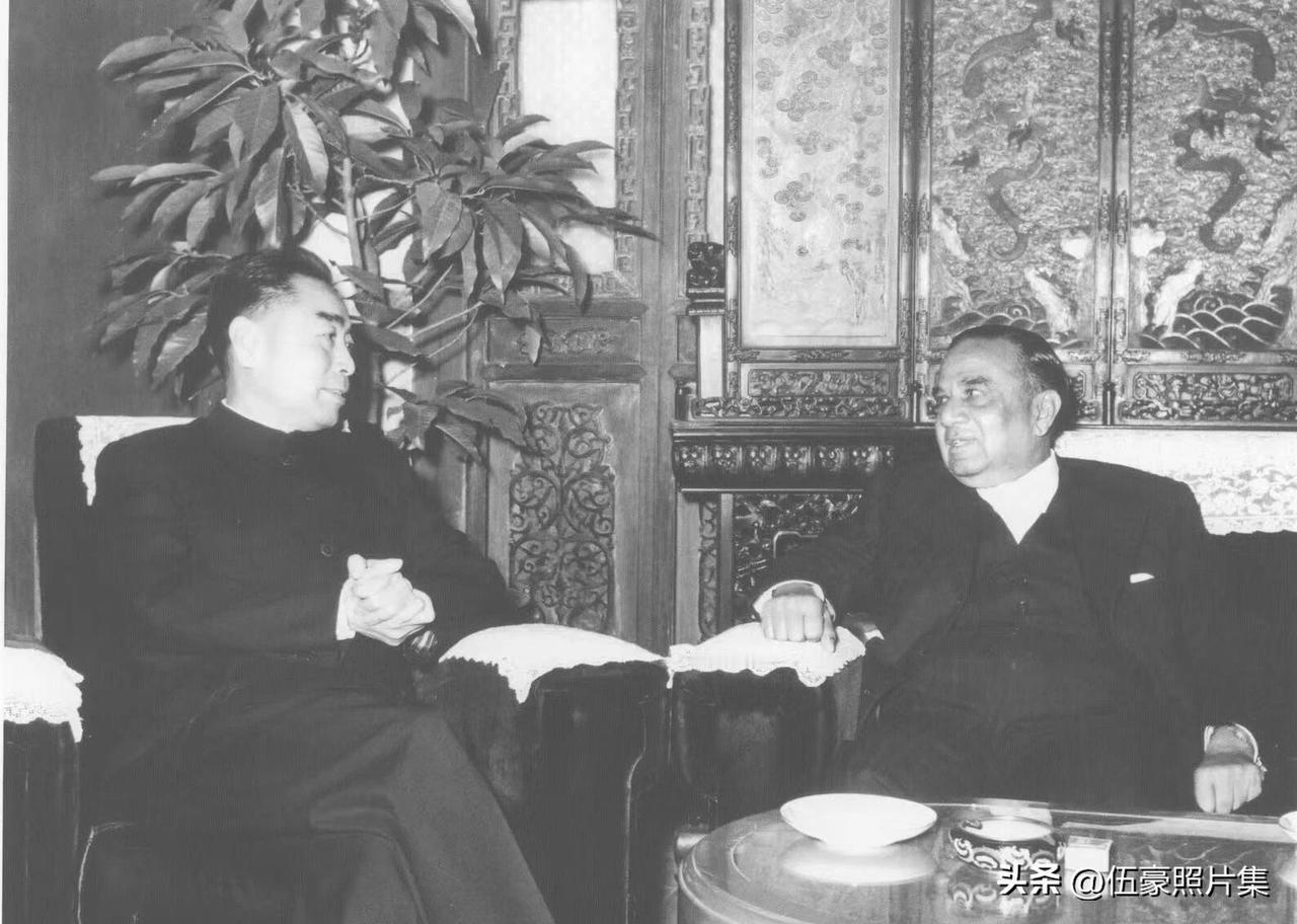 1956年10月19日，周恩来总理在北京与到访的巴基斯坦总理侯赛因·沙希德·苏拉