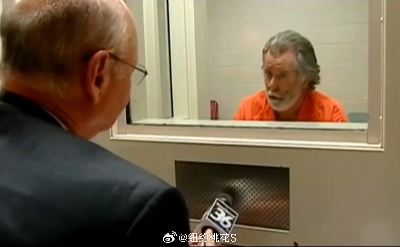 走进北卡罗来纳州的一家银行，递上打劫纸条，只要1美元。拿到钱不跑，转身找个椅子坐