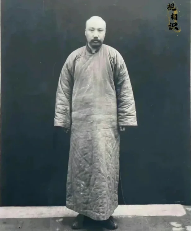 1927年4月，李大钊被奉系张作霖逮捕后的场景，镜头中李大钊穿着一身简陋的棉袄，...