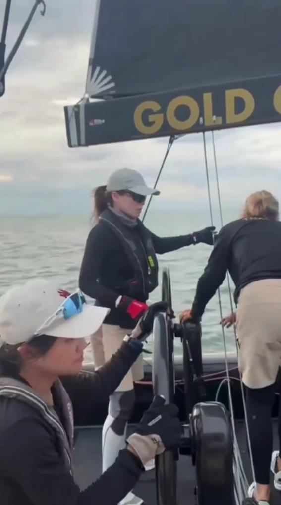 泰国王后访华回国后参加帆船比赛，一身运动装戴着棒球帽，休闲舒适不说还给人满满的活