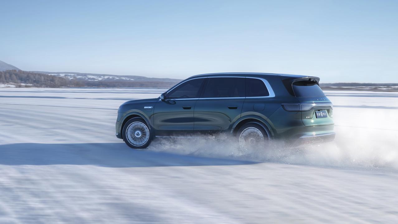 寒冷的冬季，雪雾天气与湿滑路面让驾驶安全面临严峻考验。在“问界M8极寒驾遇”官方