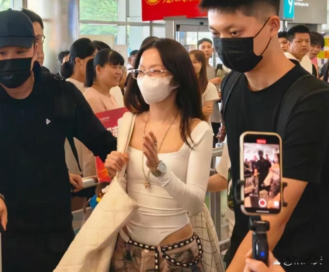 张韶涵造型利落又美艳，酷飒气场全开，魅力值直接拉满，惊艳十足。 