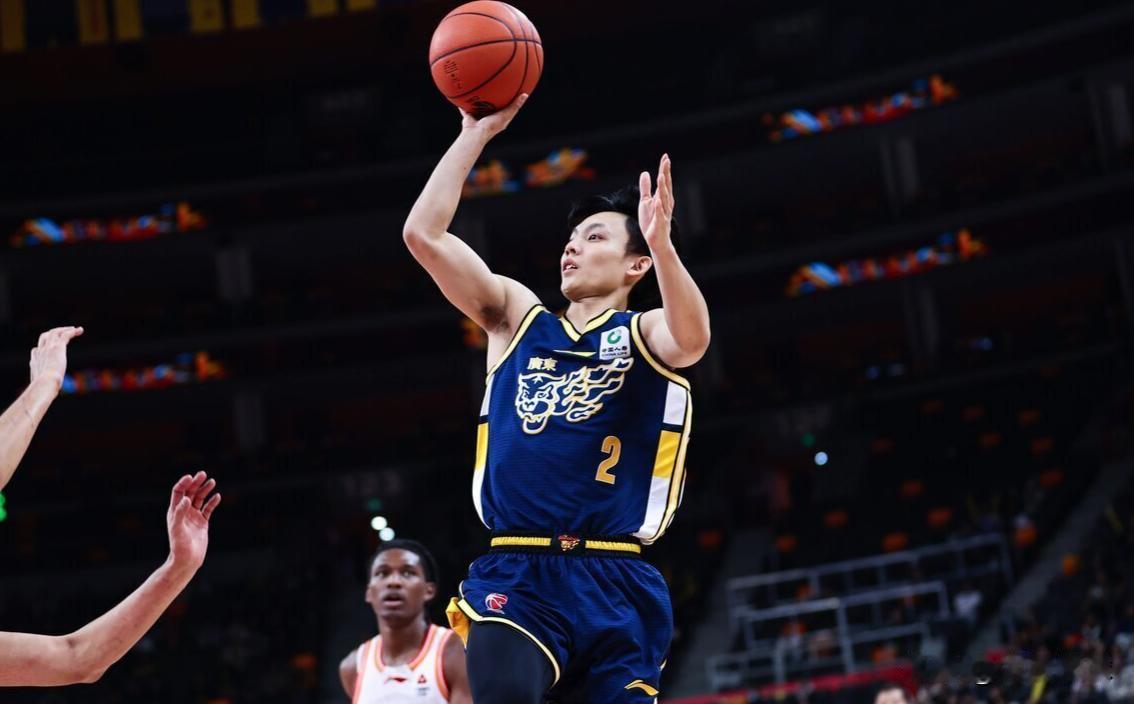 CBA前12轮结束！中国男篮12人名单预测，徐杰携小赵睿入选打日本

随着广东男