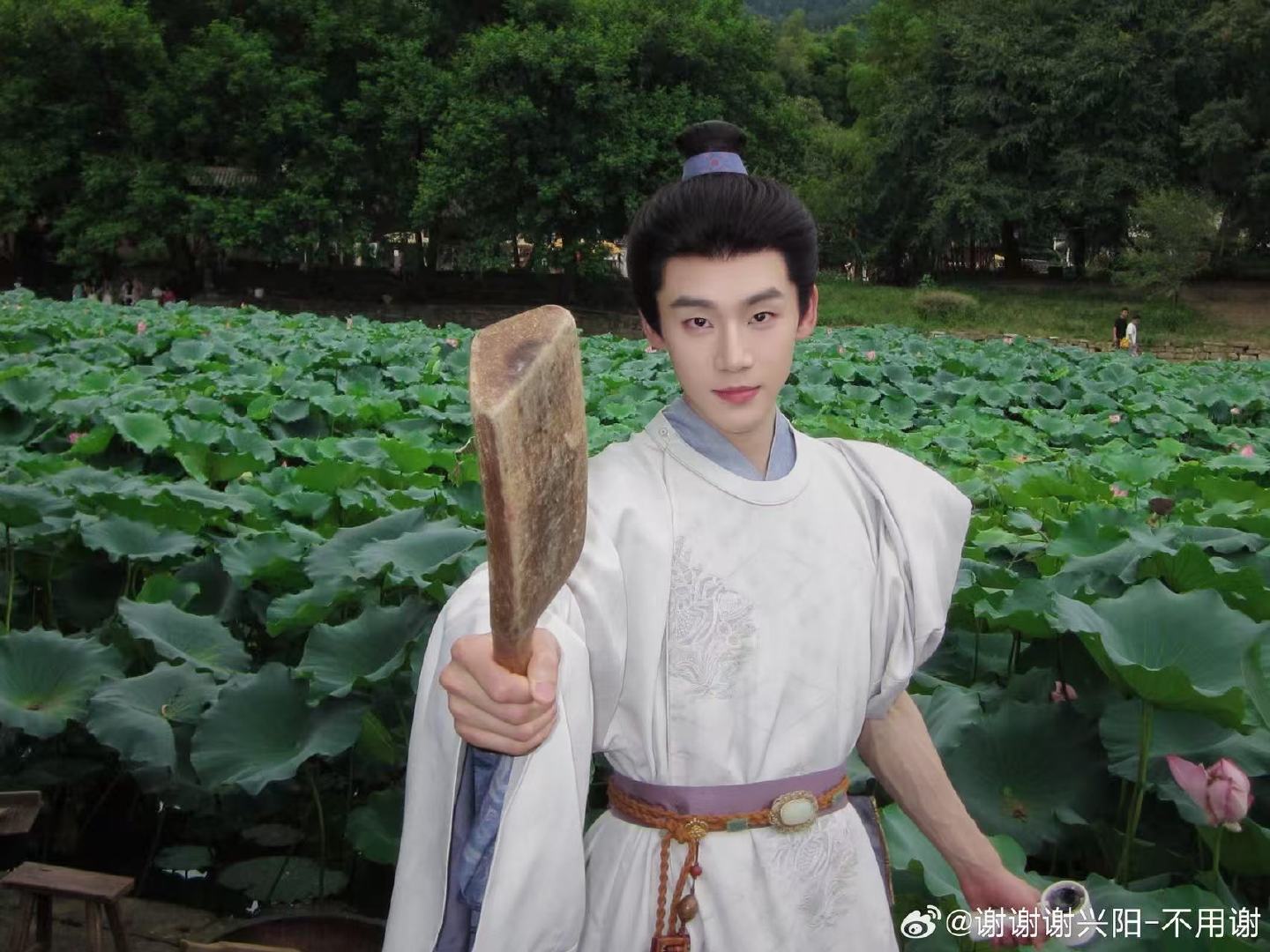 谢兴阳古人怎么还用电风扇笑晕了！这届网友都是拿放大镜观察艺人的吧！谢兴阳发的日常