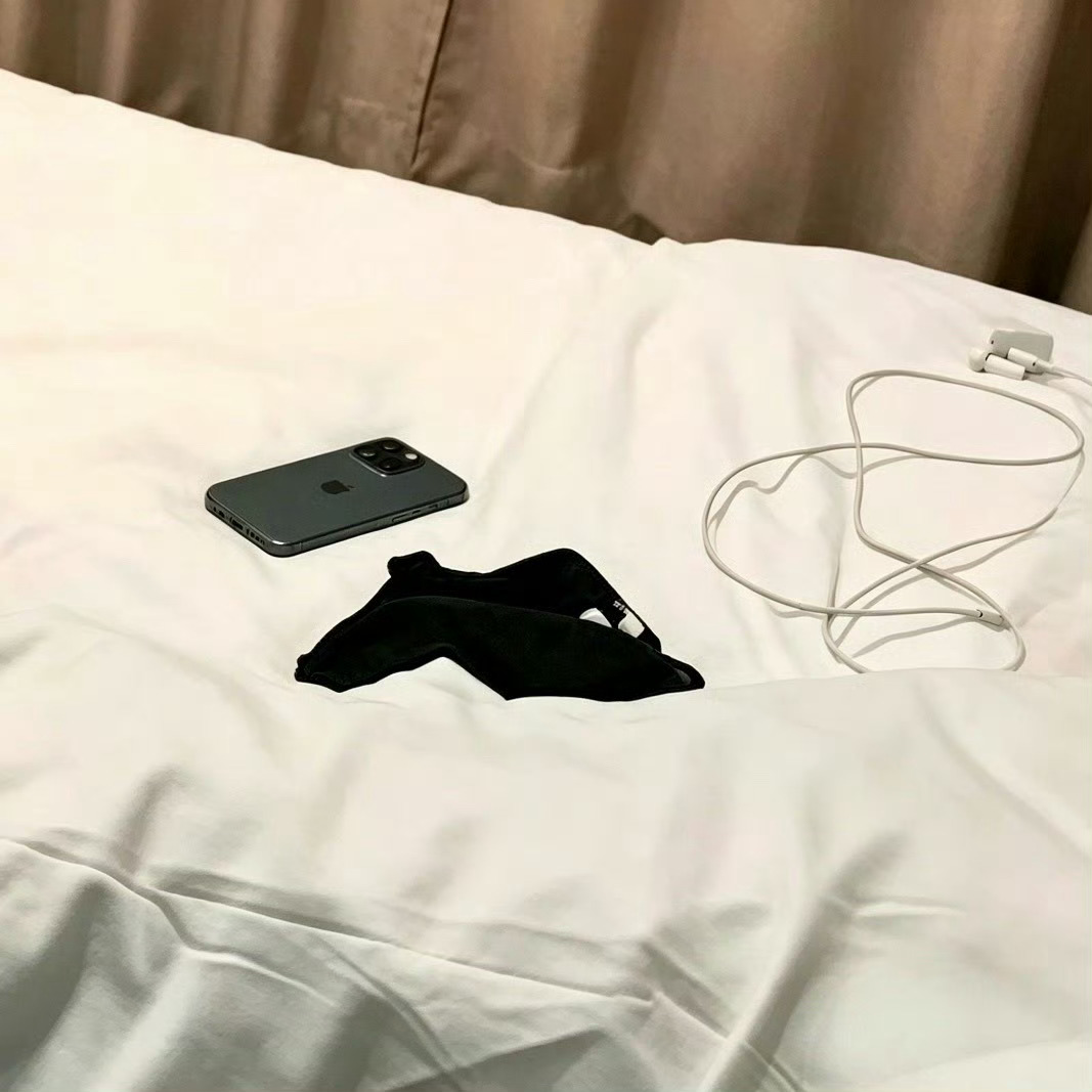 老公 你的数据线接头那块是不是有点断了 