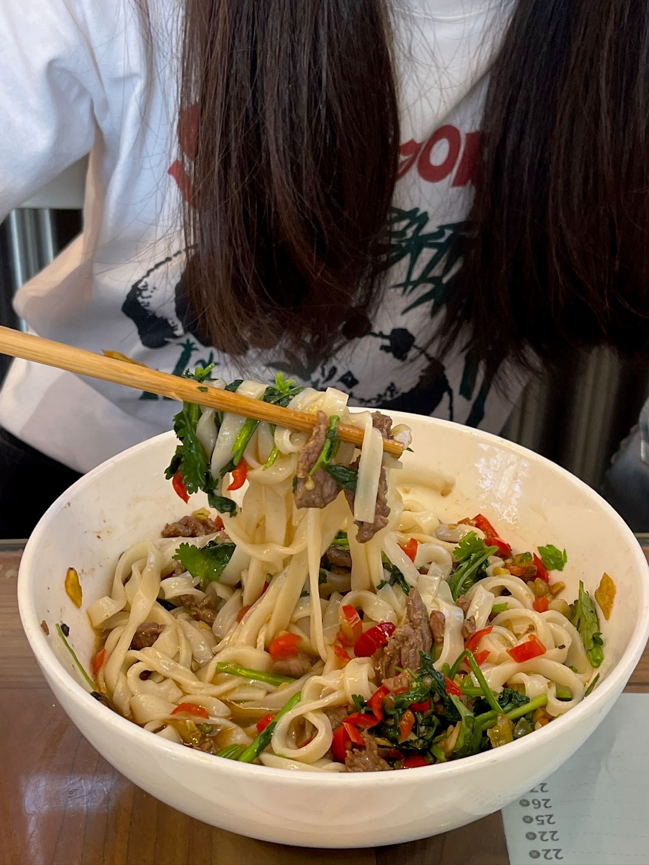 花十几块逛吃湖南米粉街  十几块就能解锁湖南米粉的灵魂！鲜辣汤底搭配筋道米粉，嗦