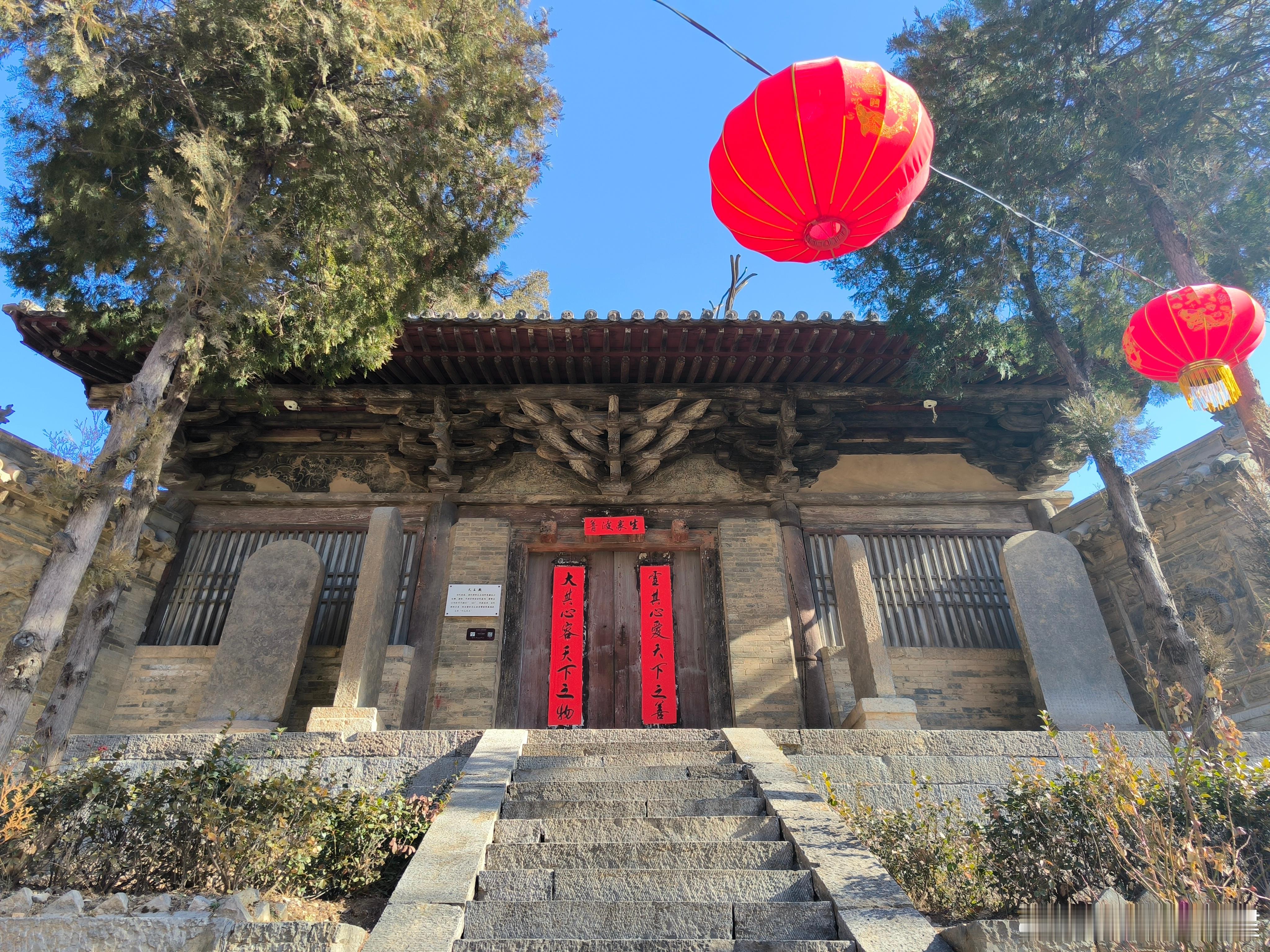 平顺龙门寺天王殿，金代建筑。明间补间用45°，60°斜栱。 ​​​