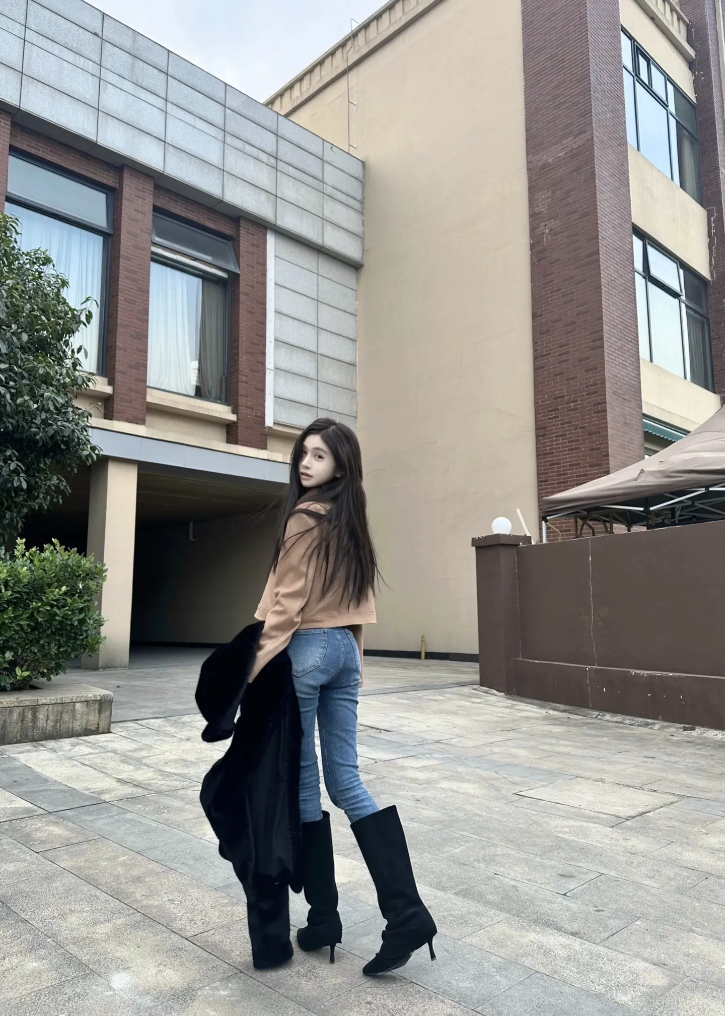 比巴掌先来的是她的香气