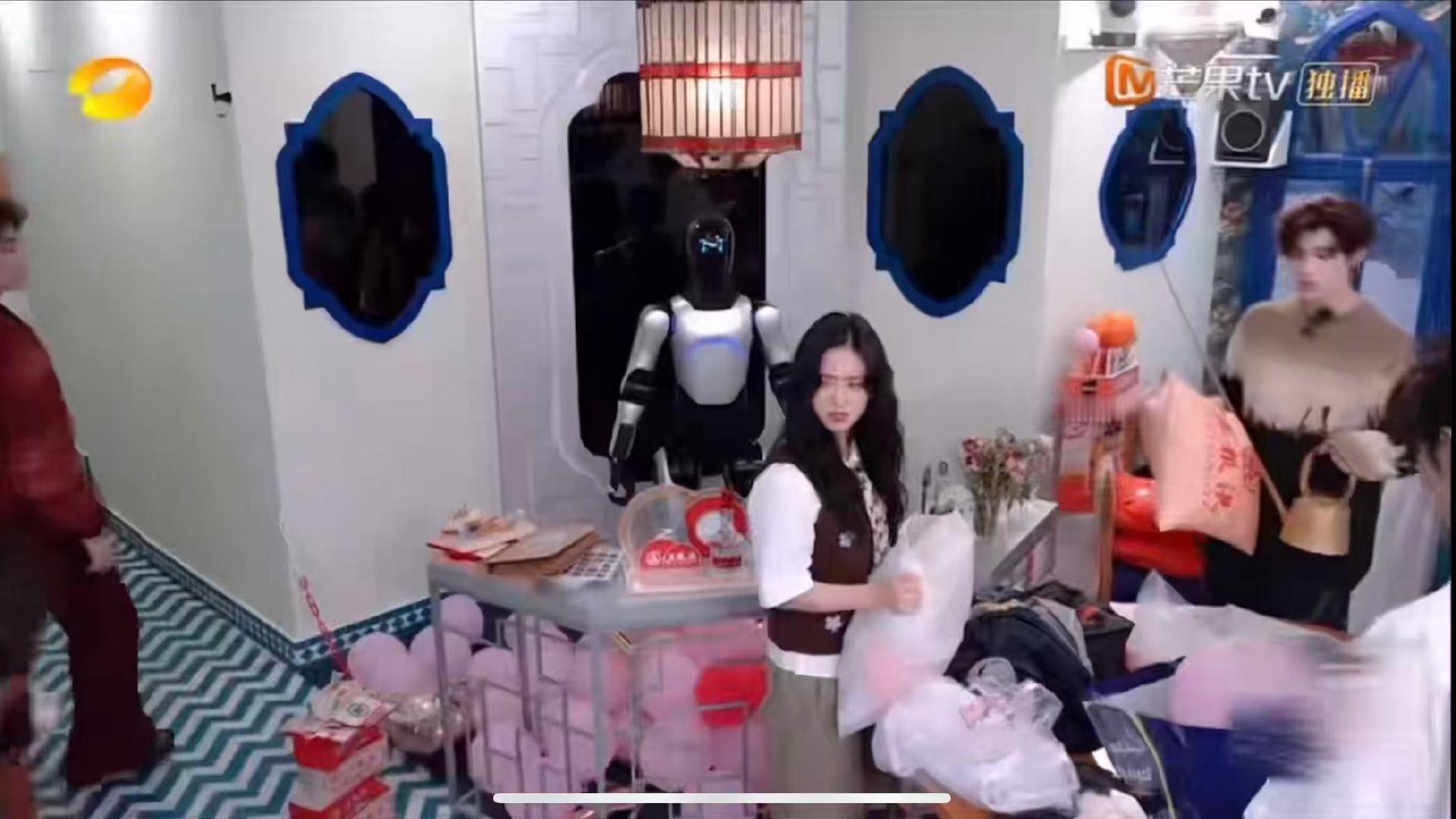 沈月开团尹浩宇秒跟 中餐厅名场面中餐厅 晓明哥为新人选的婚礼花，沈月当场感叹：“