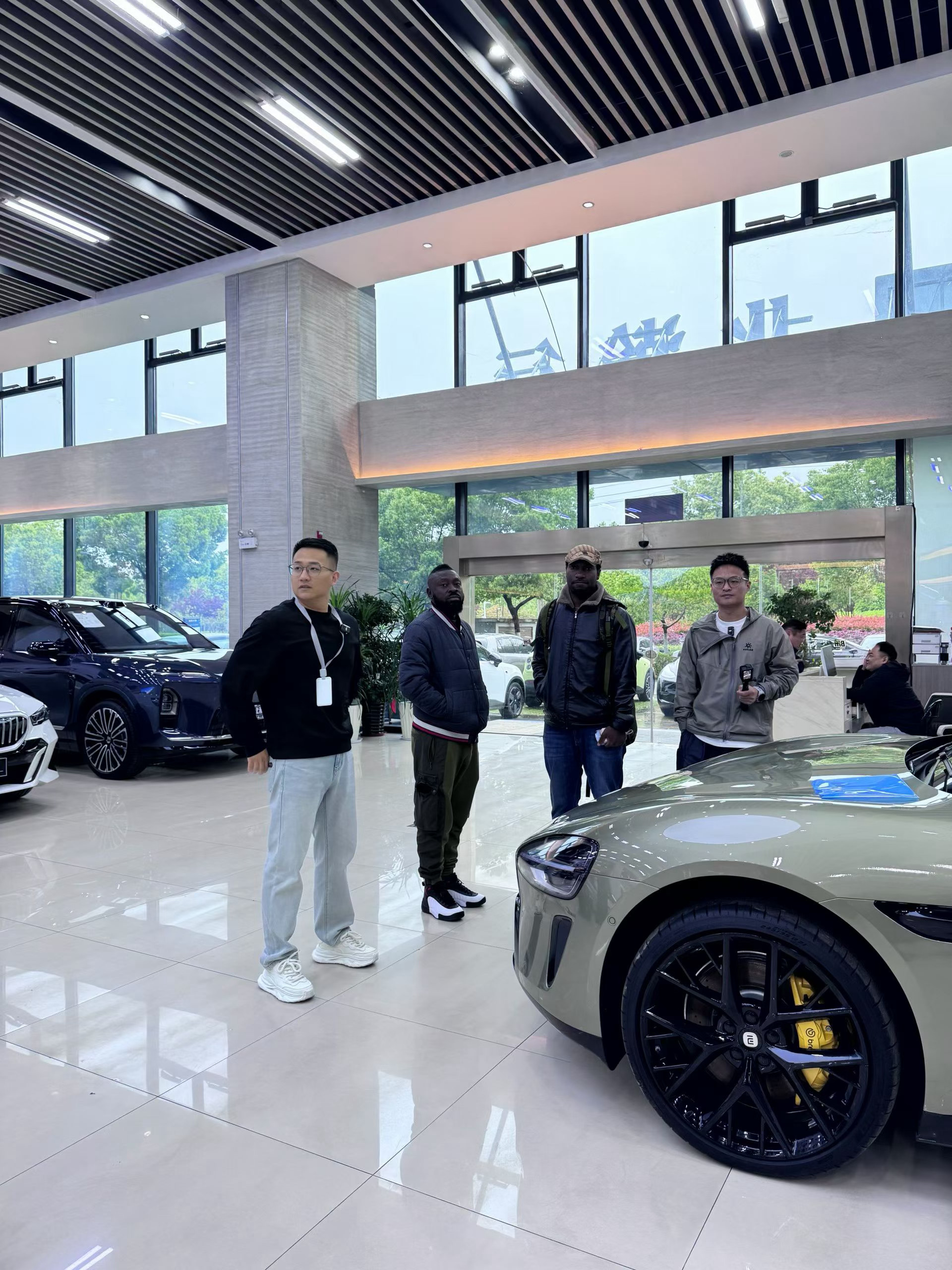 大哥来进货了，二十多万的领克900他们回去卖60