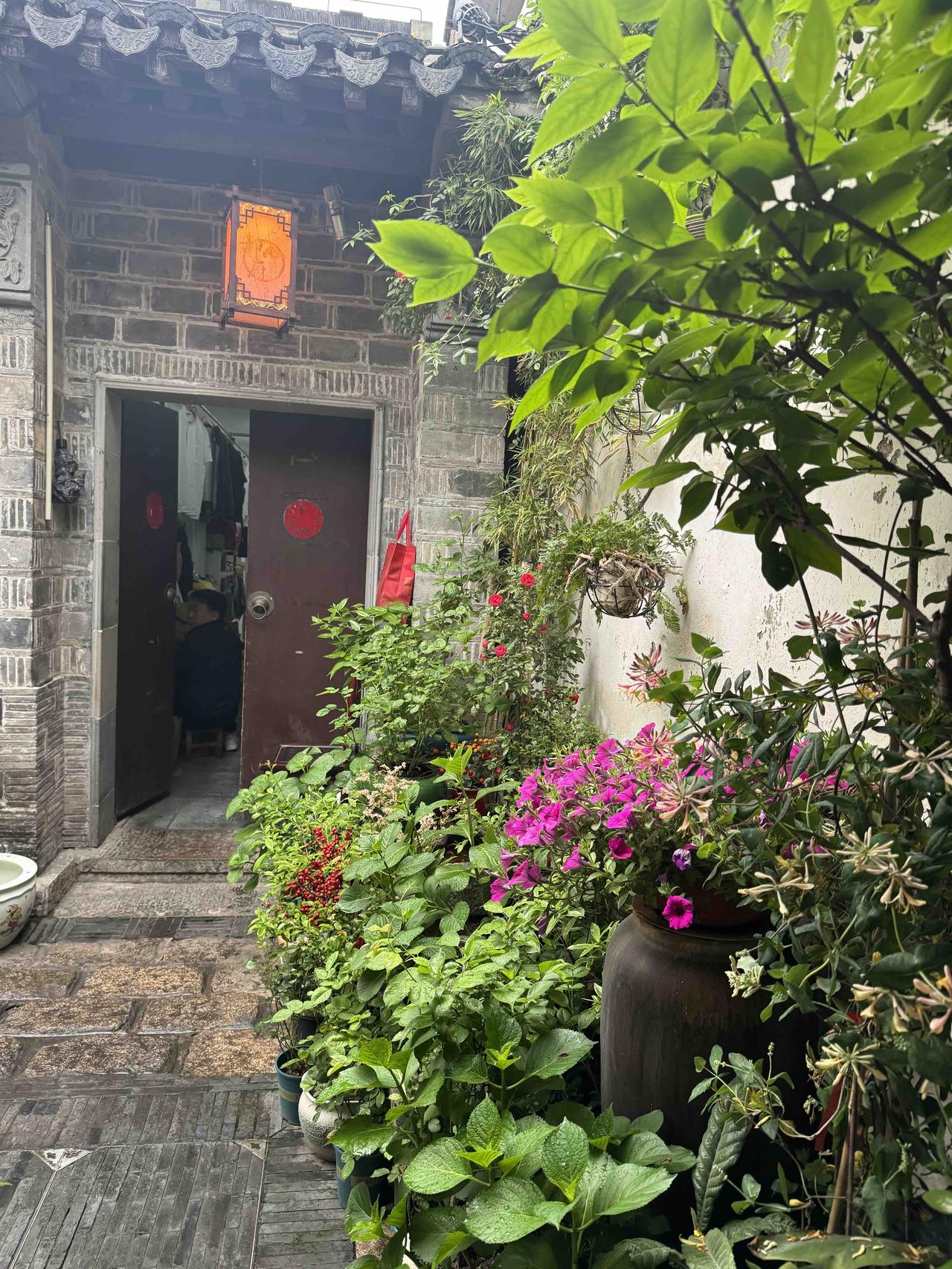 走进南京的老街小巷，仿佛能感受到岁月的沉淀，惊艳于这份宁静与美好，
漫步在南京的