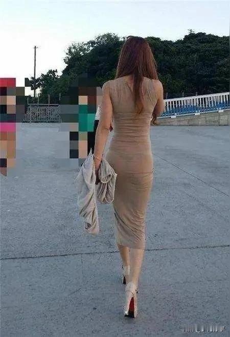 今天是赶集的日子，乡镇街道上走着一个时尚少妇，引来无数路人目光。不是因为少妇长的