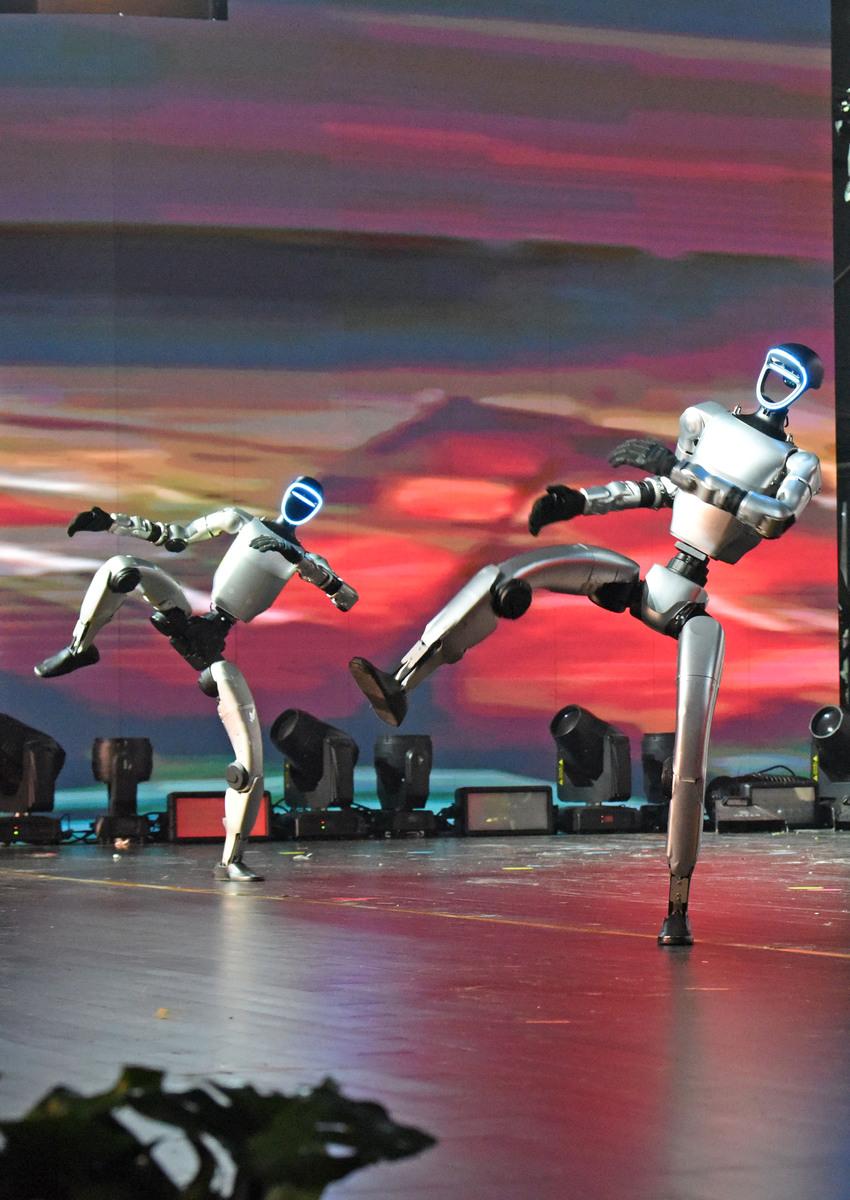 春晚机器人刷屏！不是炫技，是中国智造的量产冲锋号

马年春晚零点倒计时，你盯着屏