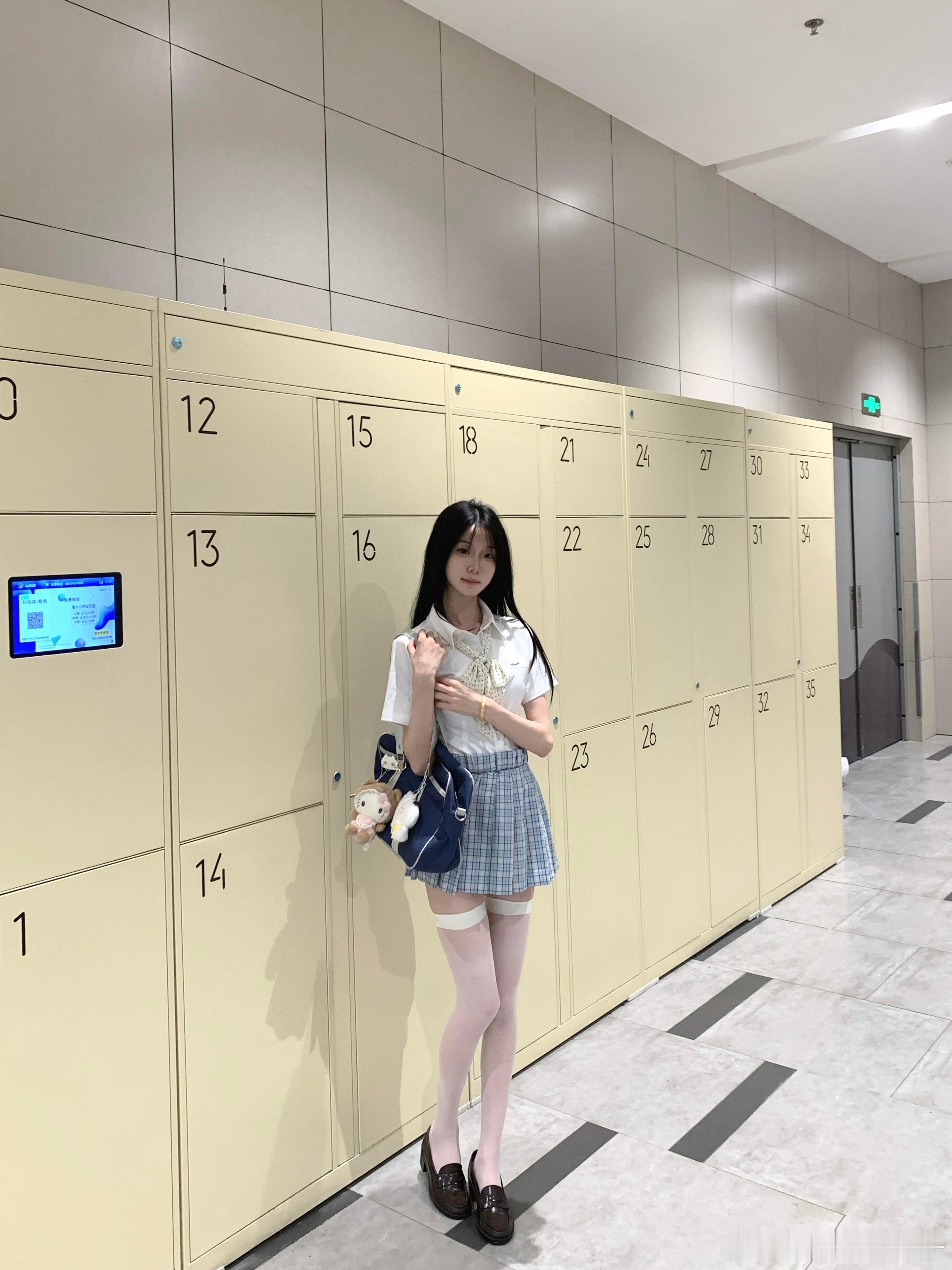 漫画里的二次元女生 ​​​