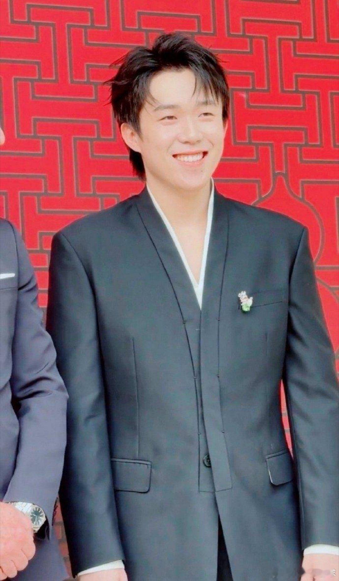 世乒赛冠军闪耀顶奢晚宴！王楚钦深V西装贵气逼人，被夸帅到腼腆笑场反差感拉满王楚钦