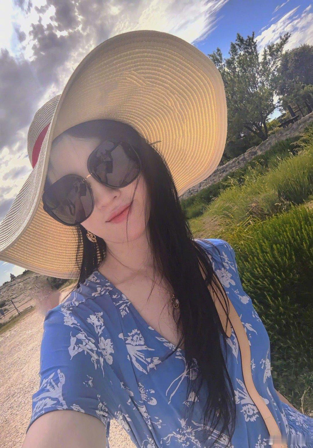 主页仙粉还挺给眼神的[笑cry]刷到挺多仙贴，除了上午刚刷到那会儿，我是一丁点没