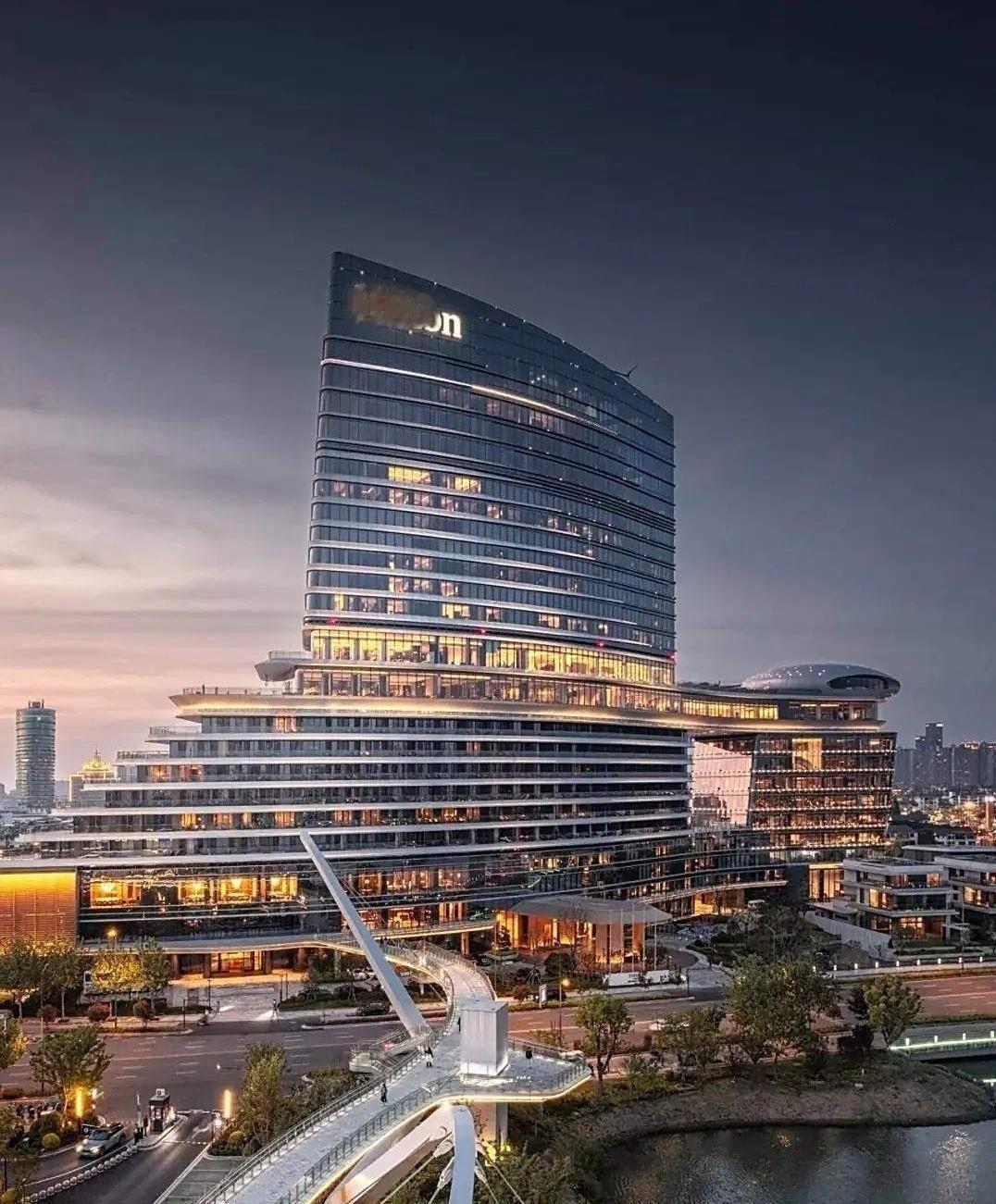 以前在上海希尔顿酒店住时，我喝了房间迷你冰箱里的可乐，一看标价25块。喝完赶紧出