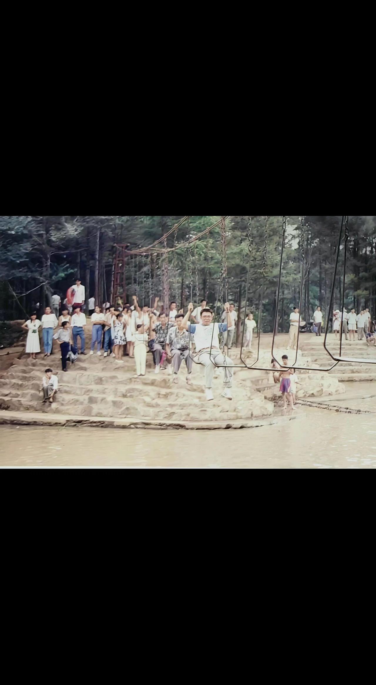 80年代末沈阳植物园🕰️老照片里的秋千还在荡，岸上站着🧍🏻‍♂️幸灾乐祸笑
