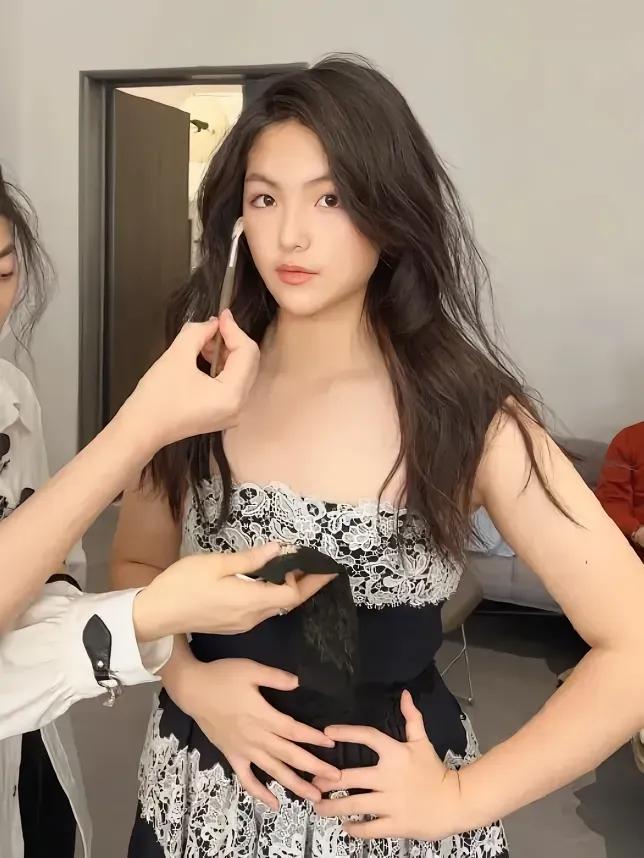 李湘15岁的女儿王诗龄拍摄的这张杂志乍一看是不是有点像关晓彤？有没有人跟我一样也