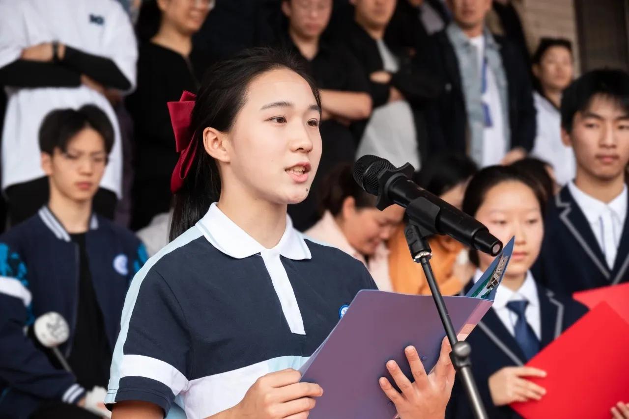 小飞人“陈妤颉”参加了昨天效实中学校运会火炬传递，并代表新生发言，她把今年参加全