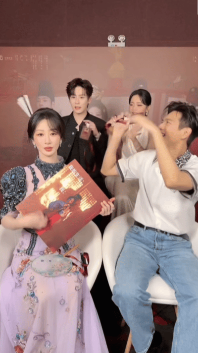 杨紫李现吃菌子了吧前面杨紫弹琵琶有多美，后面李现他们仨就有多 “疯”，又扭又唱的